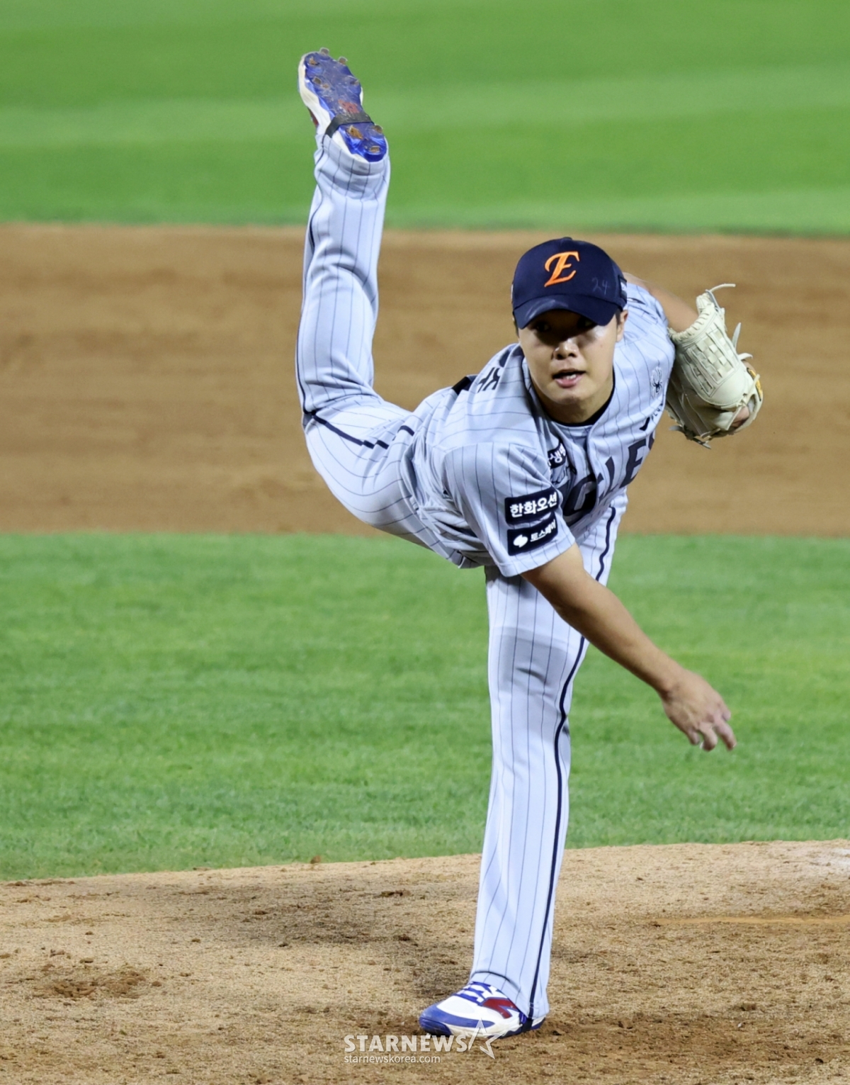 Hanwha Eagles' Jung Woo-ju is shown pitching in a game against the LG Twins on the 23rd of last month. /Photo=Senior reporter Kang Young-jo