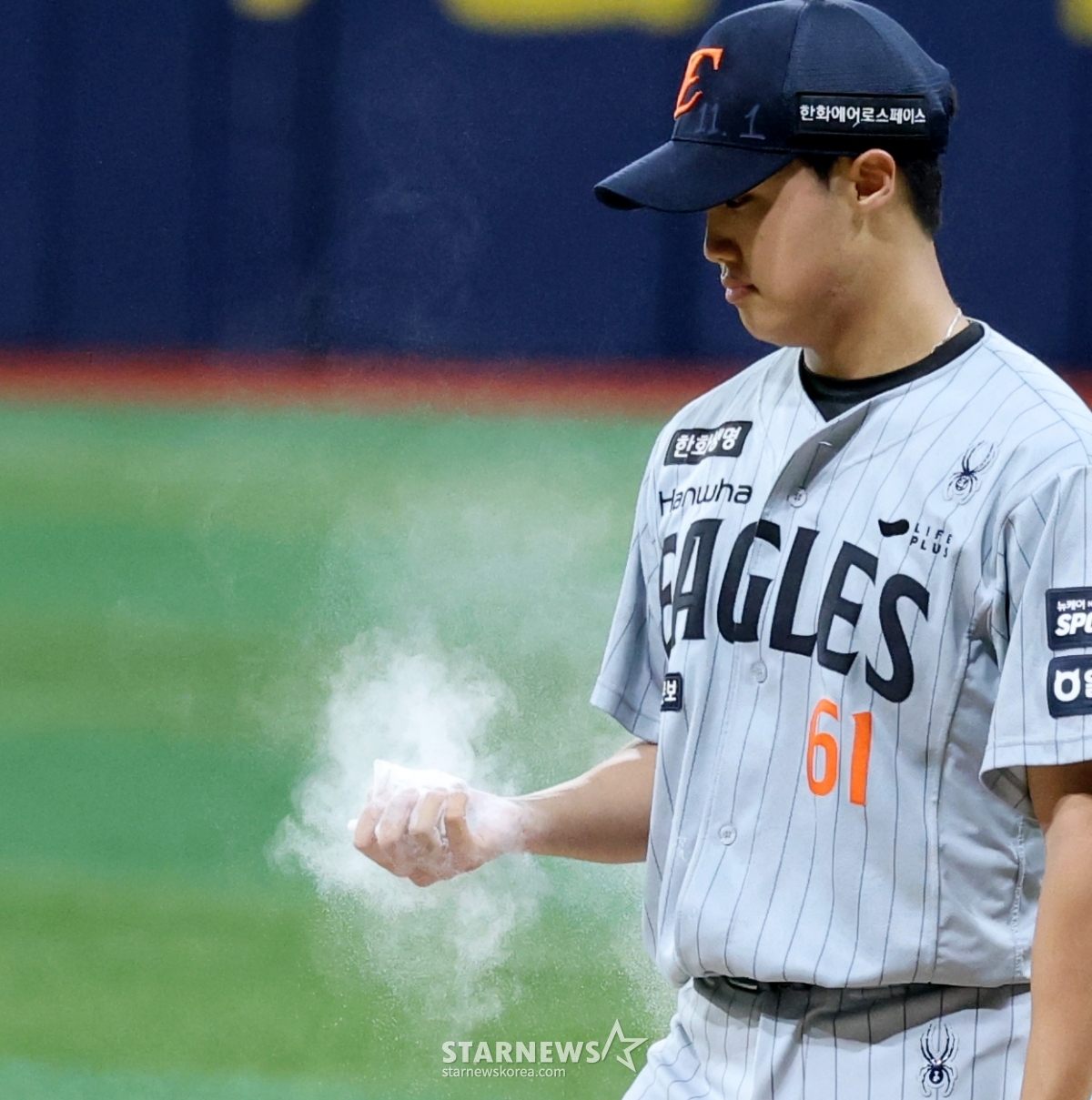 Hanwha Eagles' Jung Woo-ju is shown touching the mound after making a start against the Kiwoom Heroes on the 14th. /Photo=Senior reporter Kang Young-jo
