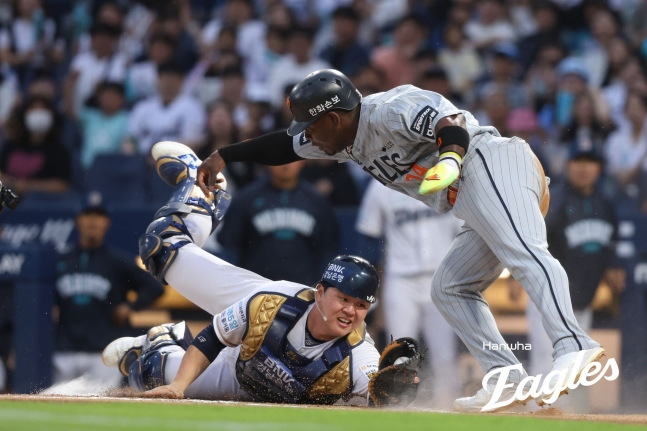Hanwha Eagles Yonatan Peraza (right) avoided catcher Kim Hyung-jun's tag at home plate in the top of the first inning during a game against NC Dinos on the 26th. /Photo=Hanwha Eagles