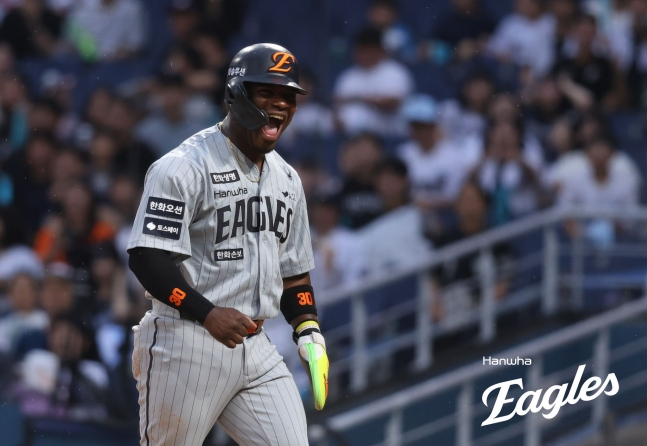 Hanwha Eagles Yonatan Peraza evaded catcher Kim Hyung-jun's tag at home plate in the top of the first inning during a game against NC Dinos on the 26th and successfully scored, roaring in celebration. /Photo=Hanwha Eagles