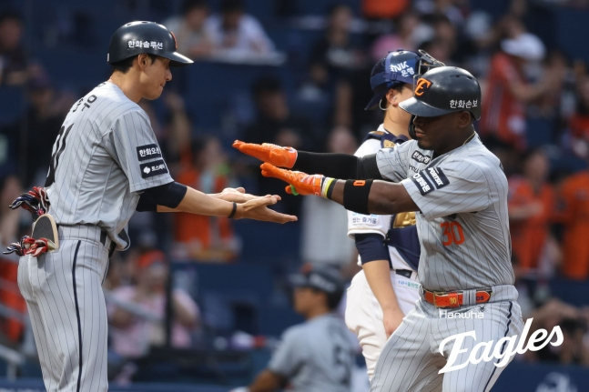 Hanwha Eagles' Yonatan Peraza (right) celebrates after hitting a solo home run in the top of the first inning against NC Dinos on the 27th. /Photo=Hanwha Eagles