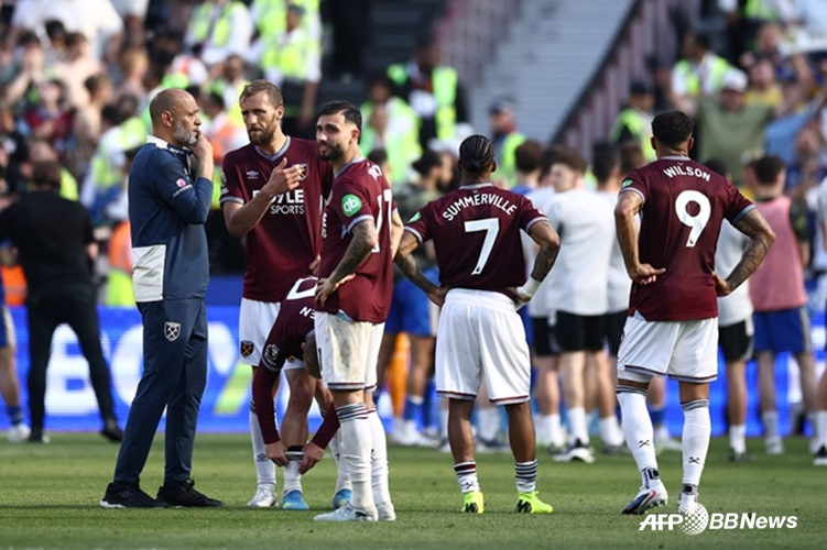 Entrenador Nuno Espírito Santo (a la izquierda) y jugadores de Westham. /AFPBBNews=NEWS1