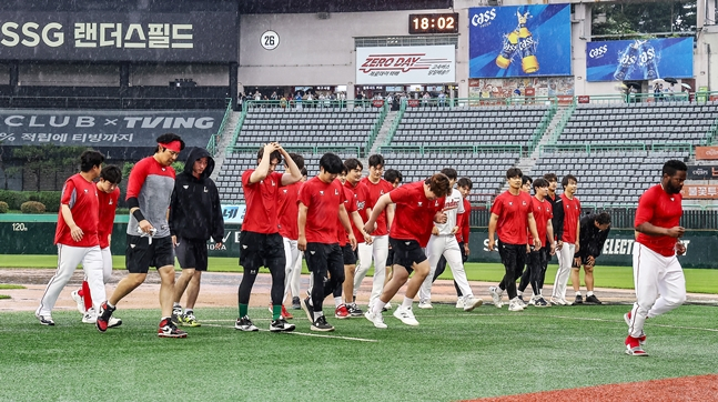 SSG players who failed to break their losing streak despite one rain cancellation on the 26th. /Photo=SSG Landers