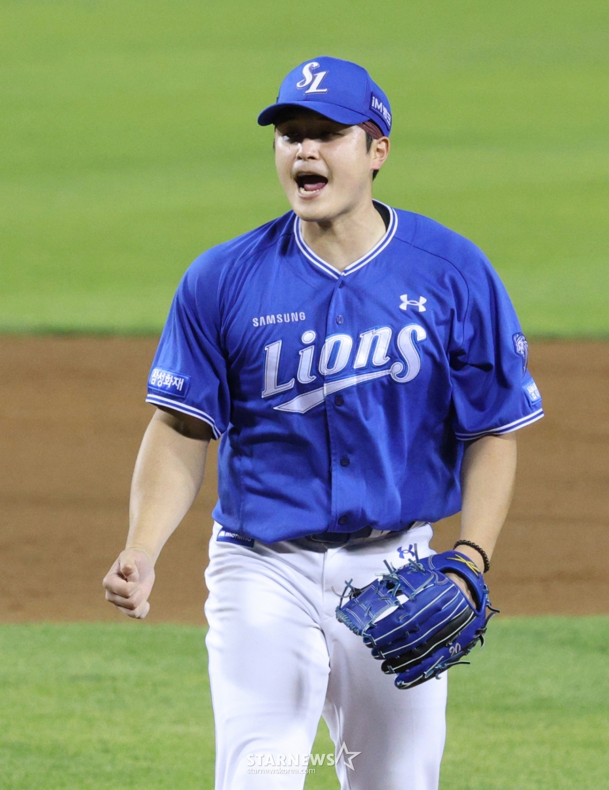 The 2026 Shinhan SOL KBO League LG Twins vs. Samsung Lions game was held on the 12th at Seoul Jamsil Baseball Stadium. Samsung starting pitcher Choi Won-tae celebrates after striking out LG's Lee Jae-won with one out and runners on first and second in the bottom of the 5th inning. /Photo=Senior reporter Kim Jin-kyung kim.jinkyung@