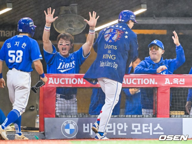 On the 27th, as Park Seung-kyu (center) entered the dugout, manager Park Jin-man gave him a high-five.