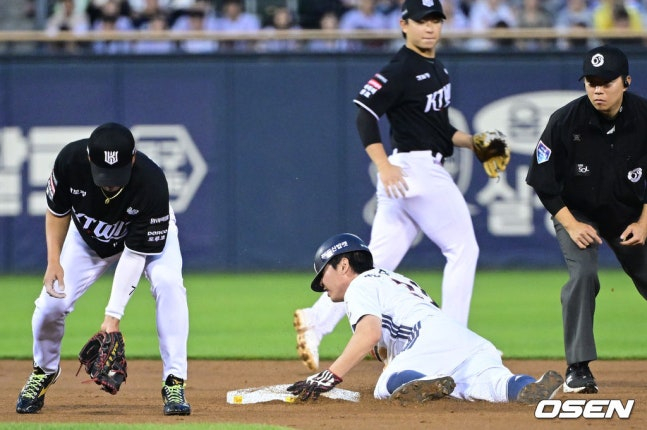 Doosan's Jung Soobin (below) successfully stole second base in the bottom of the 3rd inning. This marks the 27th time in KBO history that a player has achieved 10 stolen bases in eight consecutive seasons. /Photo=OSEN