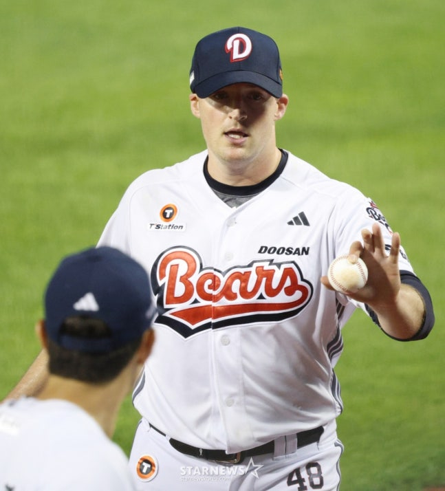 Doosan Benjamin is seen entering the dugout after finishing an inning in the game against KT on the 27th. /Photo=Chief correspondent Kim Jin-kyung