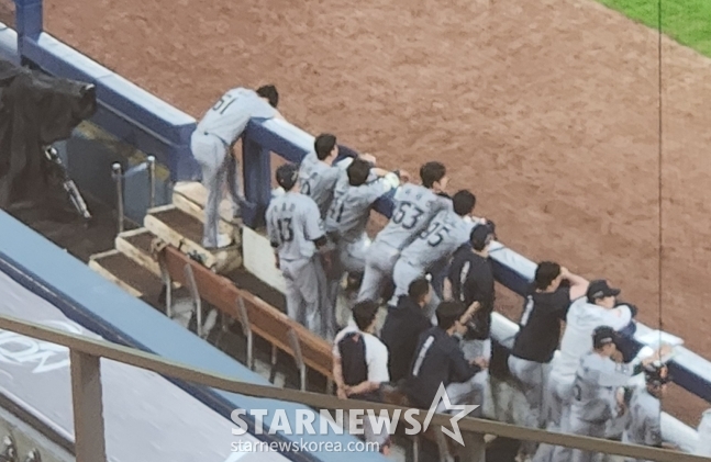 Hanwha Eagles Jung Woo-ju (far left) looks on from the dugout with his head bowed in anguish after being replaced in the bottom of the 8th inning at the NC Dinos vs. Hanwha Eagles 2026 Shinhan SOL KBO League away game held at Changwon NC Park on the 27th, having surrendered a game-winning two-run home run to tie the score at 4-4. /Photo=Reporter Ahn Ho-geun