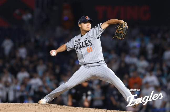 Hanwha Eagles Jung Woo-ju pitches in the bottom of the 8th inning of the 2026 Shinhan SOL KBO League away game against the NC Dinos at Changwon NC Park on the 27th, with both teams tied 4-4. /Photo=Hanwha Eagles