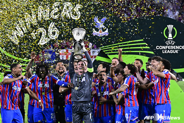Crystal Palace's championship ceremony. /AFPBBNews=NEWS1