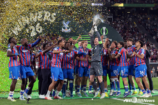 Crystal Palace's championship ceremony. /AFPBBNews=NEWS1