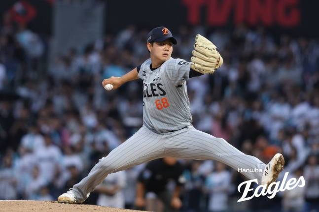 Hanwha Eagles' Park Jun-young pitches during a road game against the NC Dinos at Changwon NC Park on the 27th as part of the 2026 Shinhan SOL KBO League season. /Photo=Hanwha Eagles