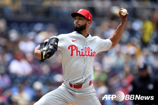 Christopher Sanchez of Philadelphia pitched brilliantly on the 28th (Korea time) in a road game against San Diego during the 2026 MLB regular season. /AFPBBNews=NEWS1