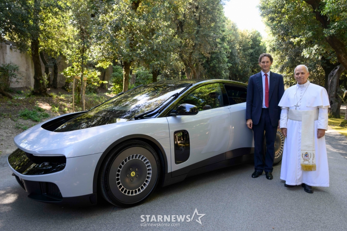   Chủ tịch Ferrari John Elkann, Giáo hoàng Leo XIV/Ảnh cung cấp = Ferrari