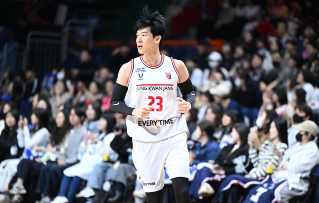 試合に集中するチョン·ソンヒョン。 /写真=KBL提供