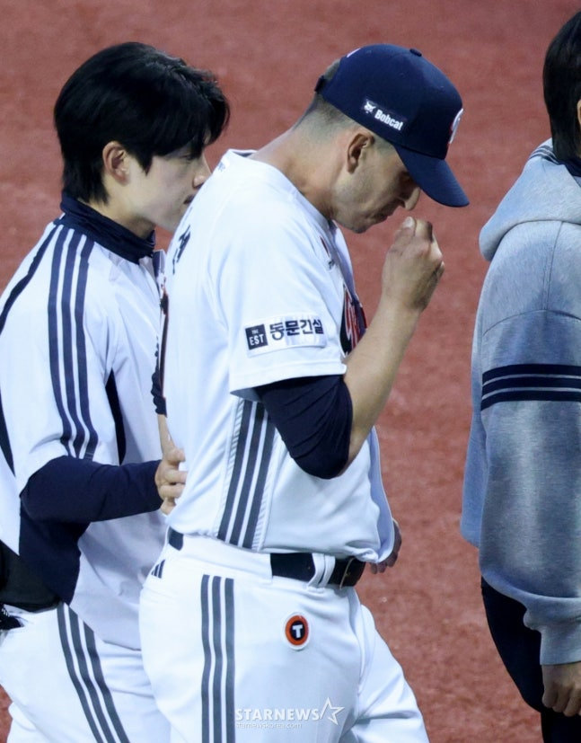斗山(トゥサン)のフレクセン(中央)が4月3日のハンファ戦で早期降板している。 /写真=スターニュース