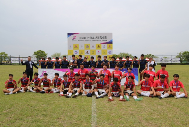Chungbuk Namseong Middle School and Gyeongbuk Gyeongsan Middle School, the champions of the 55th National Youth Sports Festival, pose for a commemorative photo after the awards ceremony. /Photo=Korea Rugby Union