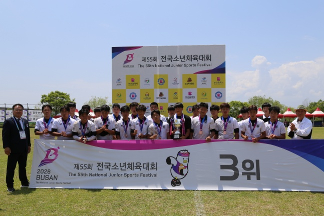 Seoul National UniversityMiddle School, the third-place team at the 55th National Youth Sports Festival, poses for a group photo. /Photo=Korea Rugby Union