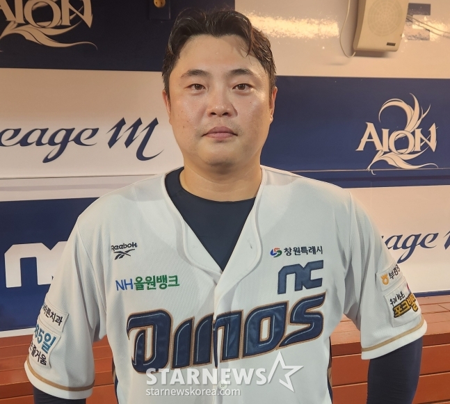 NCダイノスのクォン·ヒドンが27日、ハンファ·イーグルス戦の8回裏、決勝本塁打でチームの勝利を導いた後、取材陣とインタビューをしている。 /写真=アン·ホグン記者