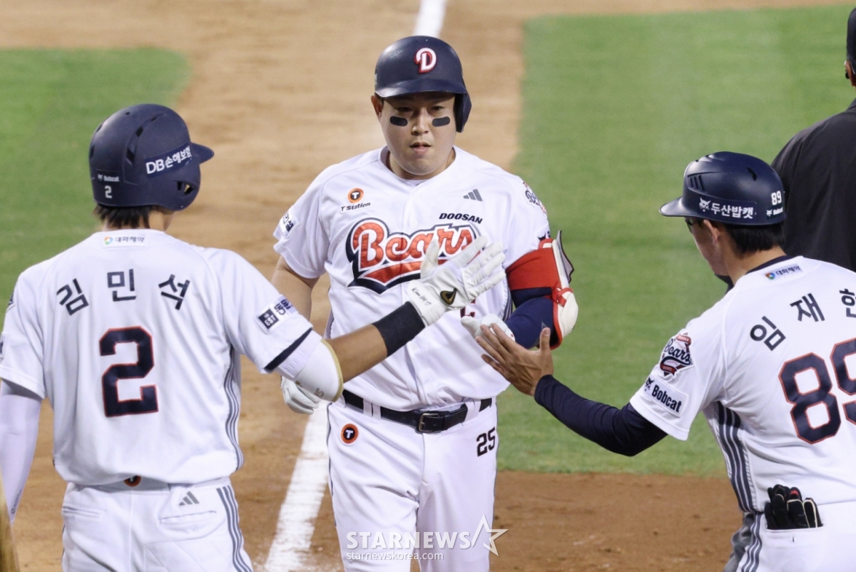 The 2026 Shinhan SOL KBO League match between Doosan Bears and KIA Tigers was held on the 18th at Seoul Jamsil Baseball Stadium. Doosan's Yang Eui-ji hits a solo home run to left-center field in the bottom of the 8th inning with no outs and crosses home plate. /Photo=Chief correspondent Kim Jin-kyung