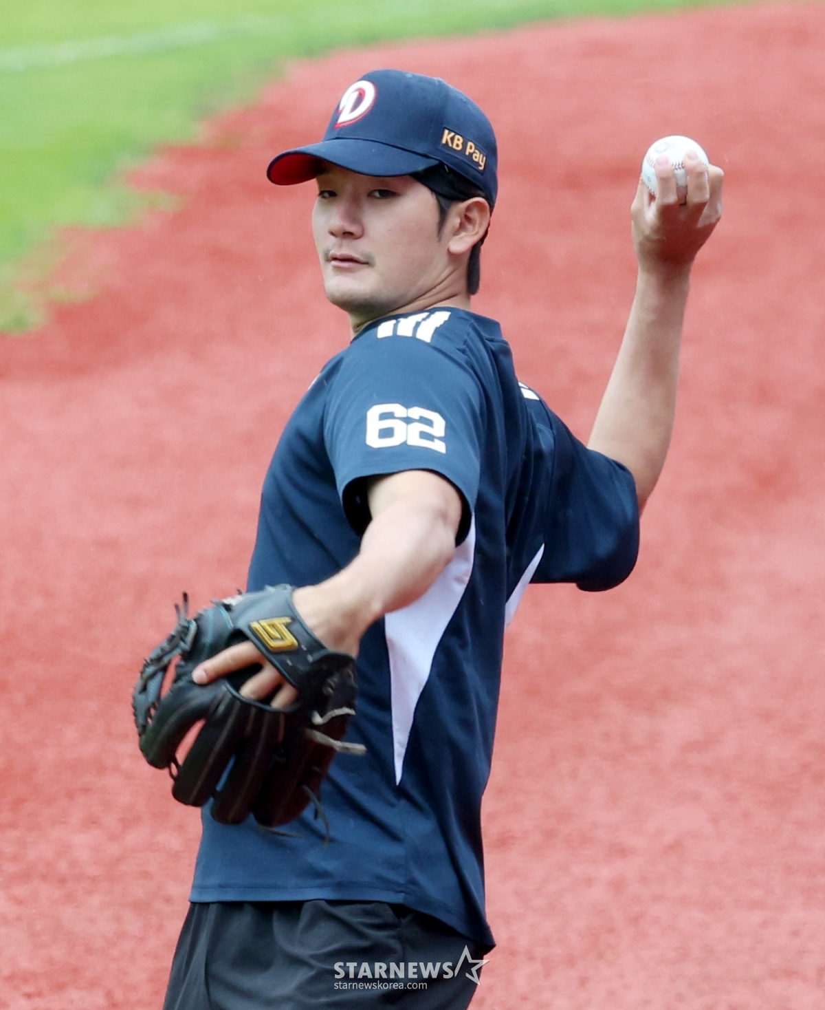 The 2026 Shinhan SOL KBO League match between LG Twins and Doosan Bears was held on the 7th at Seoul Jamsil Baseball Stadium. Doosan's An Jae-seok is seen conducting defensive training. /Photo=Chief correspondent Kim Jin-kyung