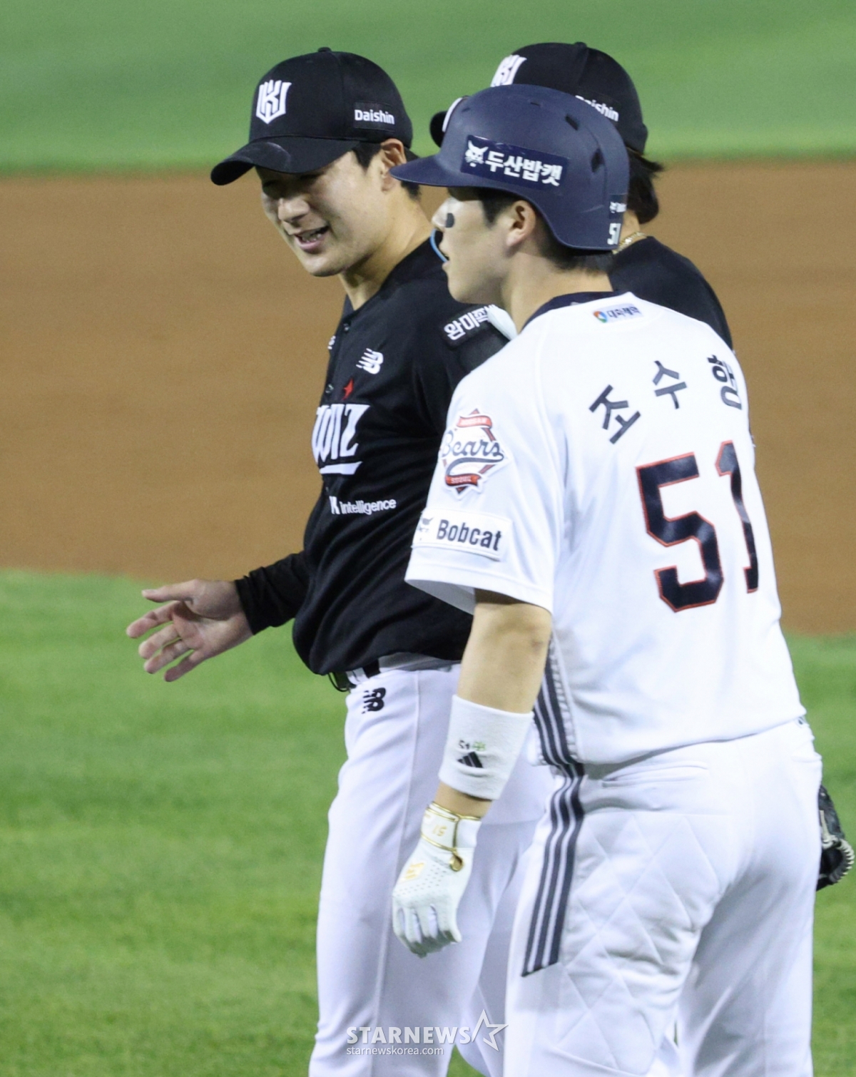 The 2026 Shinhan SOL KBO League match between Doosan Bears and KT Wiz was held at Seoul Jamsil Baseball Stadium on the 27th. KT's Sugimoto was substituted after sustaining an injury while fielding an infield hit by Cho Su-haeng with no outs in the bottom of the sixth inning. /Photo=Chief correspondent Kim Jin-kyung