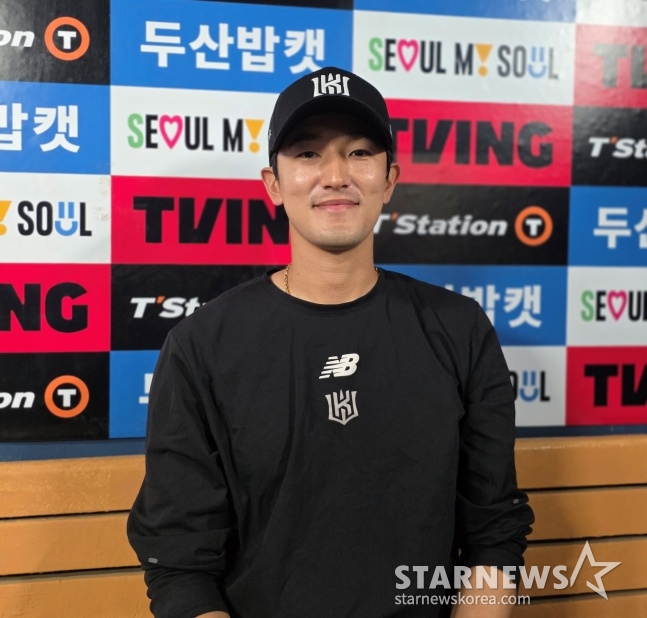KT's Ko Young-pyo gave an interview with reporters after becoming the winning pitcher in the the 28th game against Doosan at Jamsil. /Photo=Reporter Kim Dong-yoon