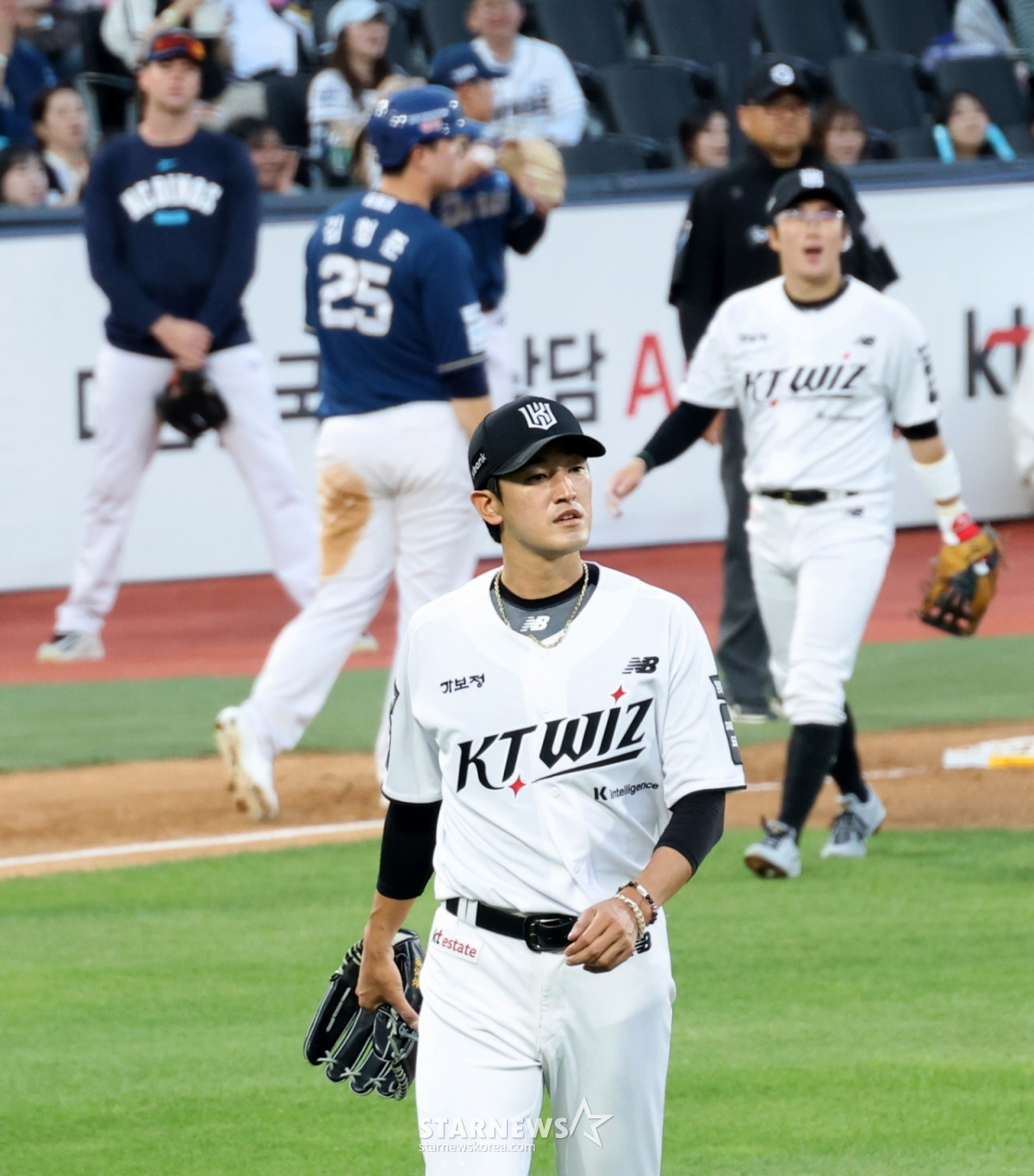 Ko Young-pyo is shown finishing an inning after allowing one run in the third inning of the 2026 KBO League game between KT Wiz and NC Dinos at Suwon KT Wiz Park on the 22nd. 2026.0.22. /Photo=Senior reporter Kang Young-jo