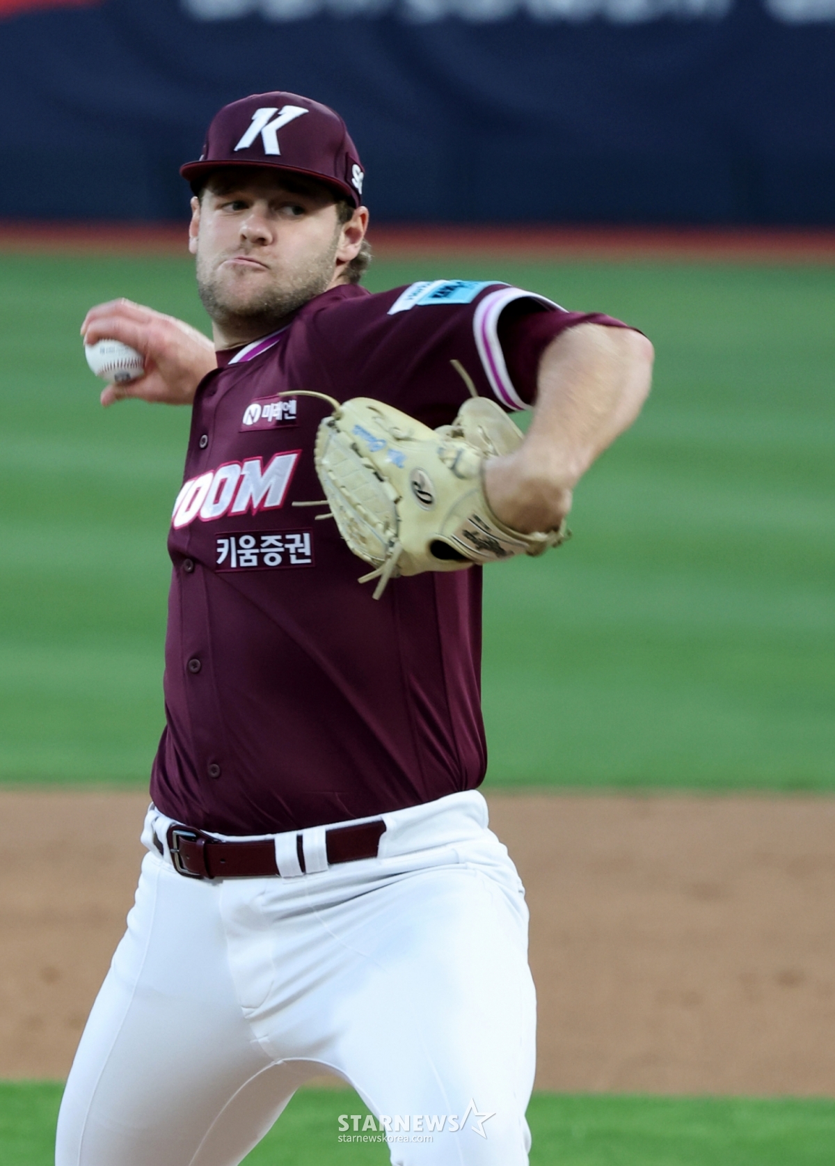 Kiwoom right-handed starting pitcher Nathan Wilds is pitching during the 2026 KBO League match between KT Wiz and Kiwoom Heroes held at Suwon KT Wiz Park on the 17th. April 17, 2026. Wilds has allowed three runs through the bottom of the second inning. /Photo=Senior reporter Kang Young-jo cameratalks@