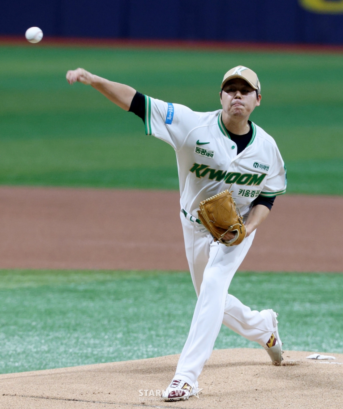The 2026 Shinhan SOL KBO League Kiwoom Heroes vs. SSG Landers game was held on the 20th at Seoul Gocheok Sky Dome. Kiwoom starter Ha Young-min is pitching. /Photo=Kim Jin-kyung kim.jinkyung@
