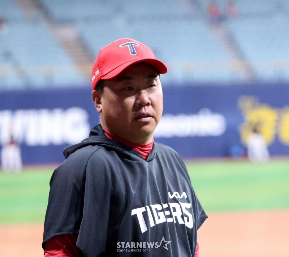 Kia manager Lee Beom-ho watches players during batting practice ahead of the 2026 KBO League Kiwoom Heroes vs. Kia Tigers game scheduled for the 27th at Gocheok Sky Dome. 2026.05.26. /Photo=Senior reporter Kang Young-jo cameratalks@