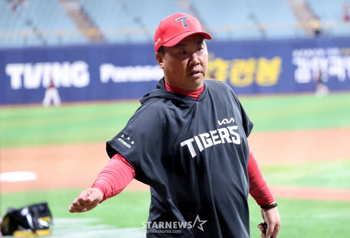 El entrenador Lee Beom-ho de Kia observó a los jugadores realizar entrenamientos de bateo antes del partido de la Liga KBO 2026 entre Kiwoom Heroes y Kia Tigers, que se disputará el 27 en el Dome Gochok Sky. 2026.05.26. /foto=Kang Young-jo cameratalks@