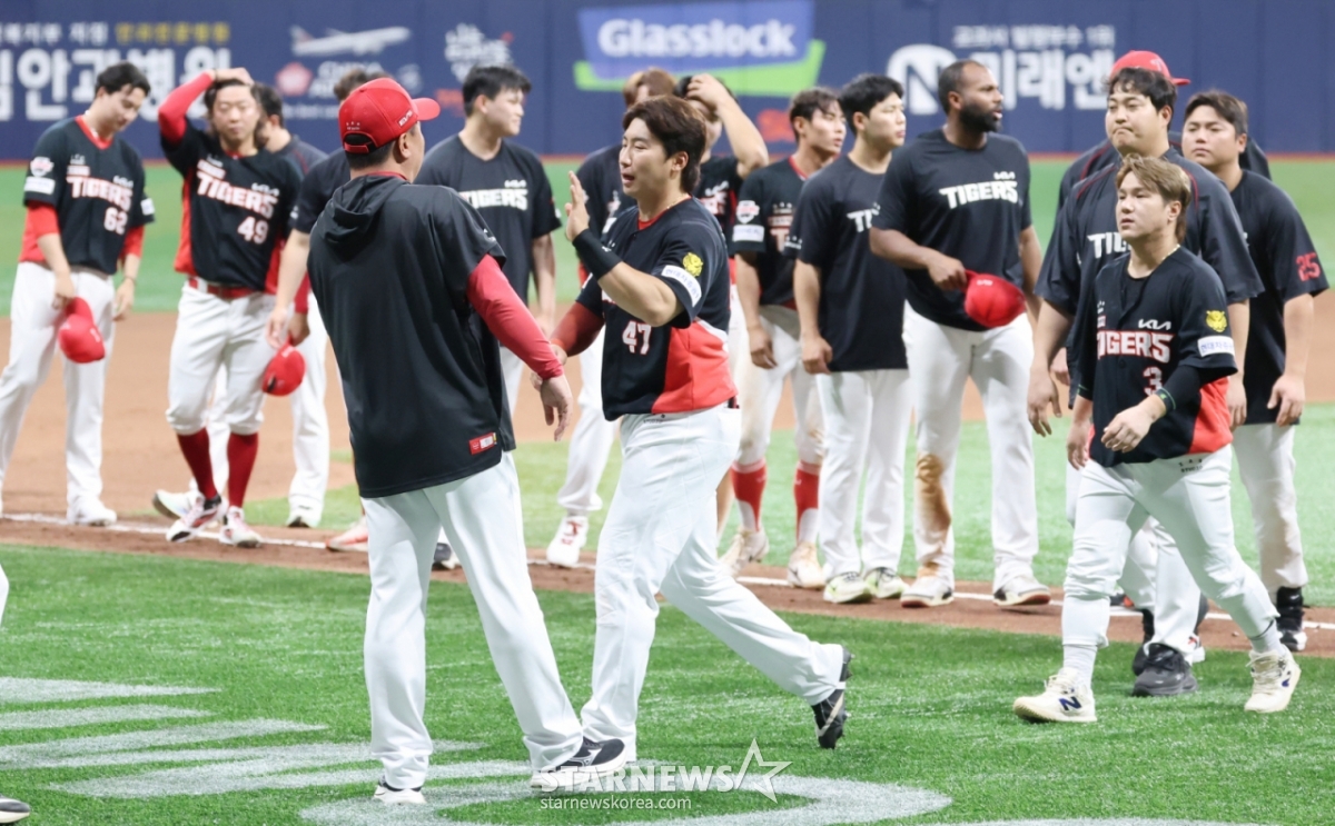 El partido de la Liga KBO Shinhan SOL 2026 entre Kiwoom Heroes y KIA Tigers se celebró el 28 en el Dome Gochok de Seúl. Tras vencer a Kiwoom por 5-0 y alcanzar una racha de seis victorias, los jugadores de KIA celebraron con el entrenador Lee Beom-ho y Haifa. /Foto=Kim Jin-kyung kim.jinkyung@