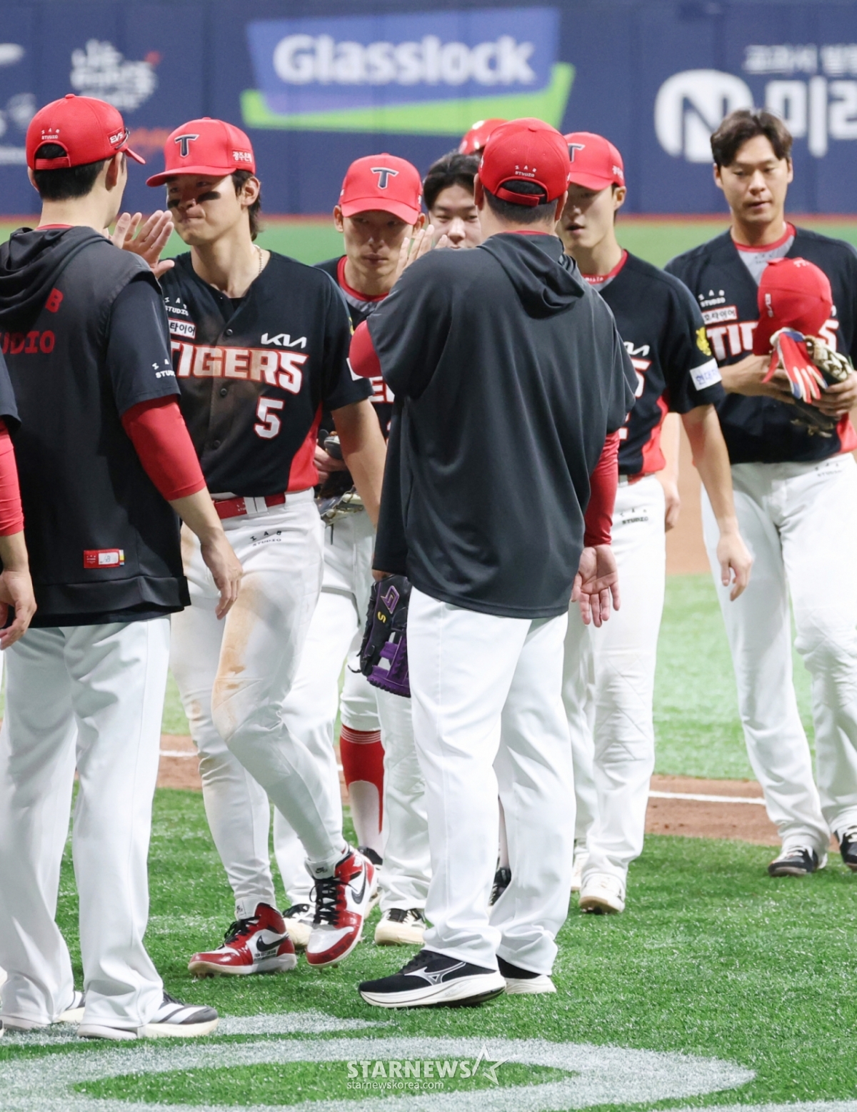 El partido de la Liga KBO Shinhan SOL 2026 entre Kiwoom Heroes y KIA Tigers se celebró el 28 en el Dome Gochok de Seúl. Tras vencer a Kiwoom por 5-0 y alcanzar una racha de seis victorias, los jugadores de KIA celebraron con el entrenador Lee Beom-ho y Haifa. /Foto=Kim Jin-kyung kim.jinkyung@