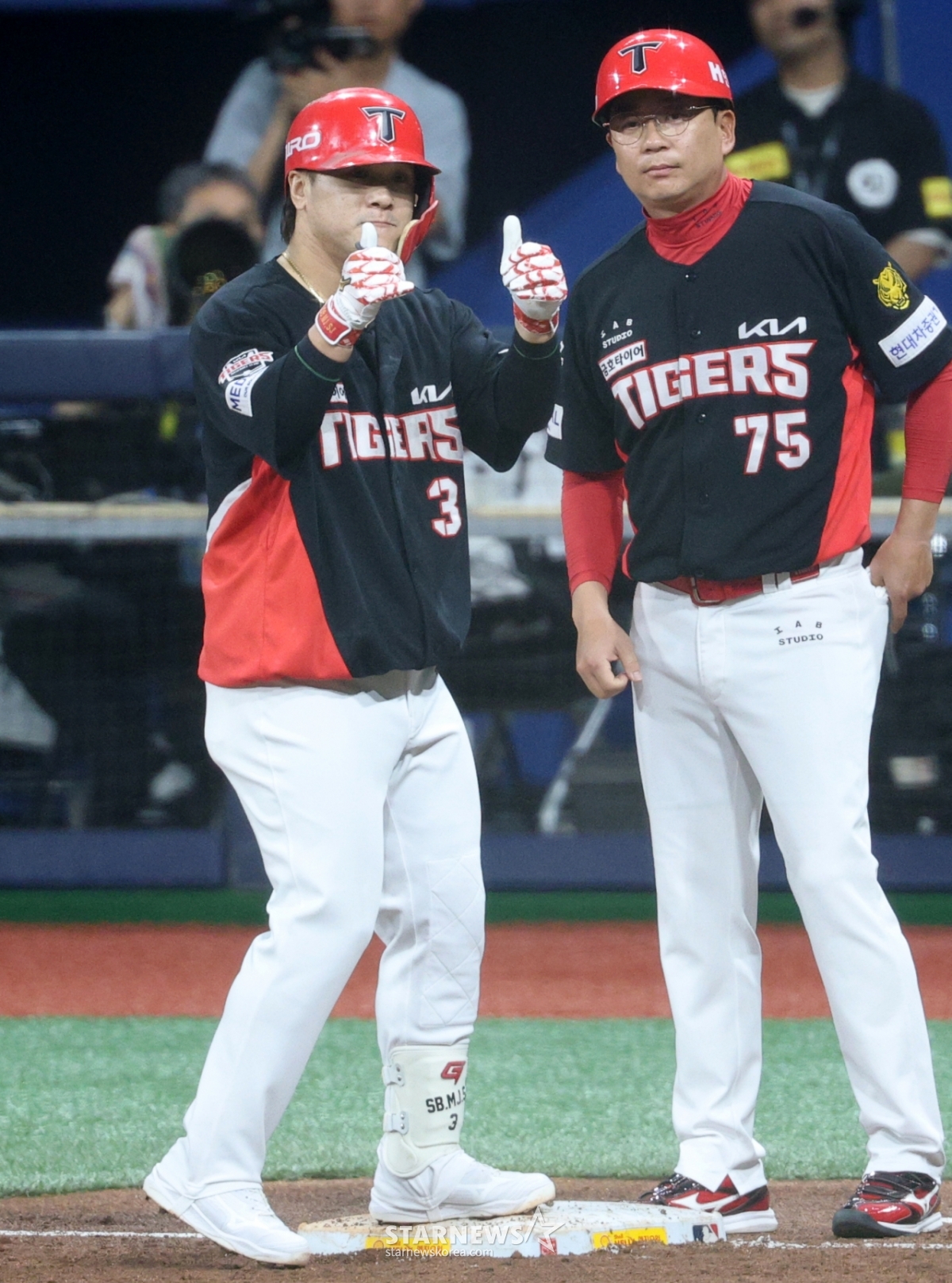 Trận đấu giữa đội bóng chày chuyên nghiệp Shinhan SOL KBO League Kirum Heroes và KIA Tigers đã được tổ chức tại Gocheok Sky Dome, Seoul vào ngày 28. Kim Sun-bin của KIA đang ăn mừng sau khi đánh một cú đánh trúng bóng đúng lúc tại chốt gôn 2 với 2 người ở đầu hiệp 5. /Ảnh = Kim Jin Kyung Kim. Jin Kyung@