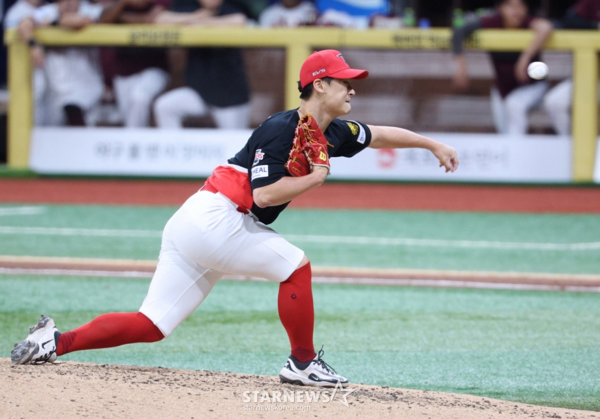 Trận đấu giữa đội bóng chày chuyên nghiệp Shinhan SOL KBO League Kirum Heroes và KIA Tigers đã được tổ chức tại Gocheok Sky Dome, Seoul vào ngày 28. KIA Kwak Do-gyu đang ném bóng ngược lại. /Ảnh = Kim Jin Kyung Kim. Jin Kyung@