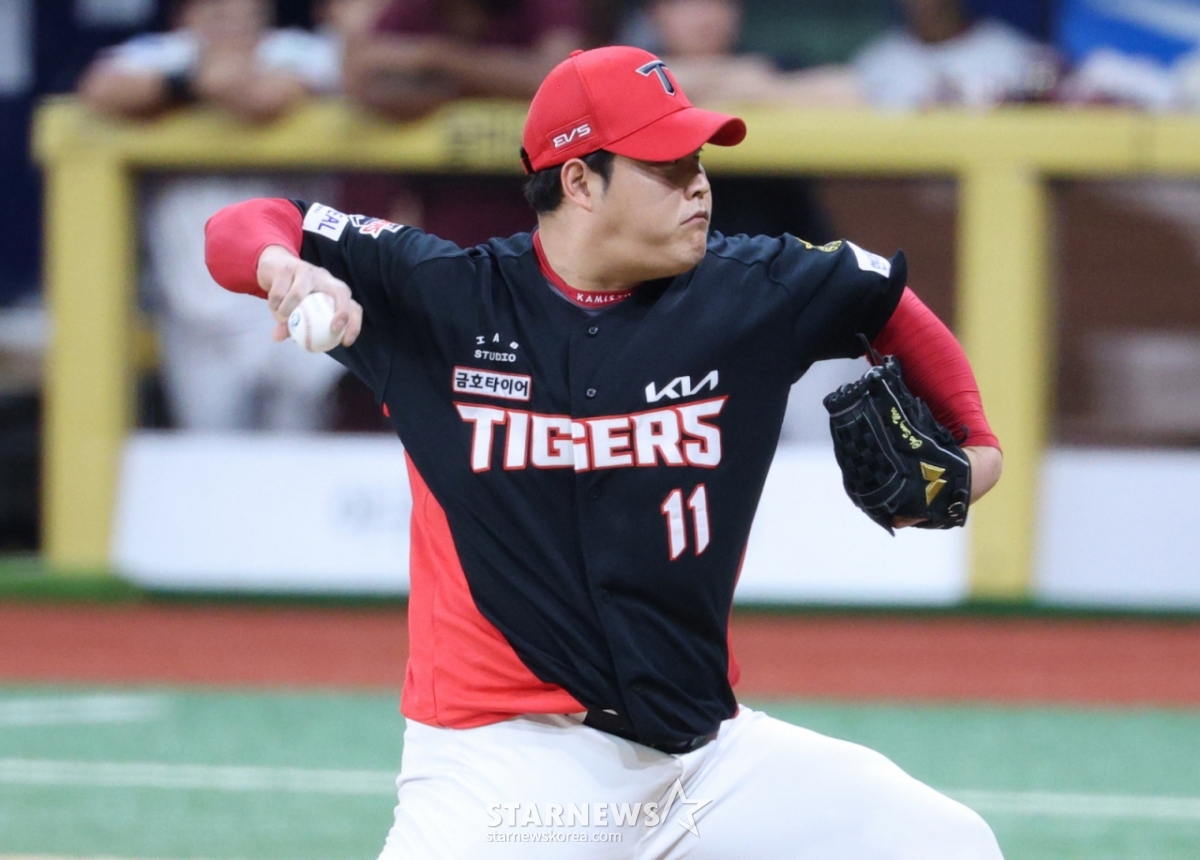 Trận đấu giữa đội bóng chày chuyên nghiệp Shinhan SOL KBO League Kirum Heroes và KIA Tigers đã được tổ chức tại Gocheok Sky Dome, Seoul vào ngày 28. Cho Sang Woo của KIA đang ném bóng ngược lại. /Ảnh = Kim Jin Kyung Kim. Jin Kyung@