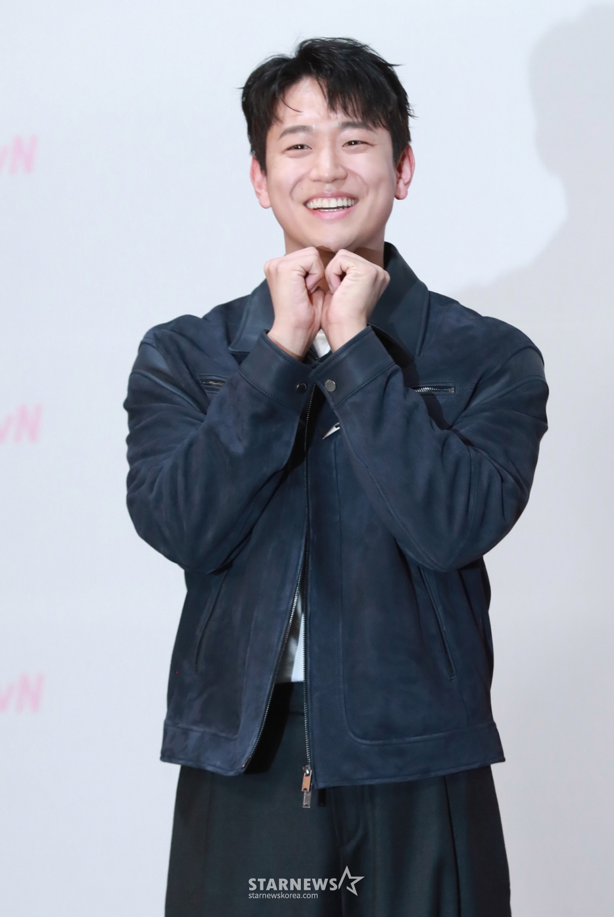 俳優のシン·ヒョンスンが27日午後、ソウル新道林のラマダホテルで行われたtvNの新しい土日ドラマ「ジャガイモ研究所」の製作発表会に参加し、ポーズを取っている。 ジャガイモに泣いて笑うジャガイモ研究所、ジャガイモが全てのミギョンの人生に現れた冷たい原則主義者ベクホ。 くるくる渦巻きジャガイモのように吹き荒れるヒーリングコミックロマンス「ジャガイモ研究所」は3月1日に初放送される。 /2025.02.27 /写真=イ·ドンフン photoguy@
