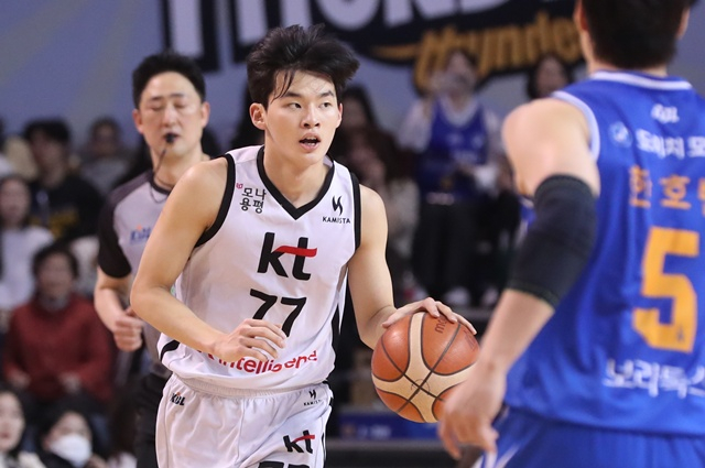 Kang Sung-wook (trái). /Ảnh = Cung cấp KBL