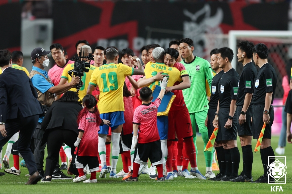 2022年6月の強化試合当時、ネイマールと抱き合っているソン·フンミン。 /写真=大韓サッカー協会提供