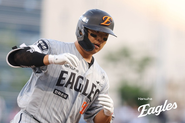 Hanwha Eagles' Kang Baek-ho hits a solo home run to tie the game in the top of the 2nd inning during the 2026 Shinhan SOL KBO League away game against NC Dinos at NC Park in Changwon on the 28th. /Photo=Hanwha Eagles