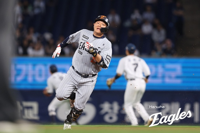 Hanwha Eagles' Kim Tae-yeon hits a go-ahead, two-RBI sacrifice fly in the top of the 8th inning during the 2026 Shinhan SOL KBO League away game against NC Dinos at NC Park in Changwon on the 28th, then sprints to third base. /Photo=Hanwha Eagles