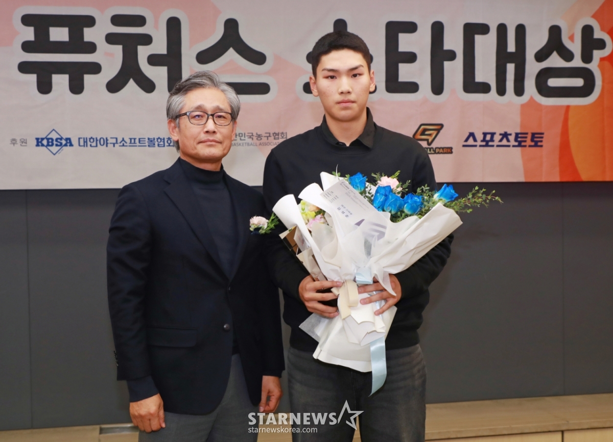Kim Sung-jun, who won the Baseball Star Award at the 2024 Futures Star Awards ceremony held at the Seoul Press Center on the afternoon of the 25th (hosted by StarNews), poses with Vice President Yang Hae-young of the Korea Baseball and Softball Association. The 'Futures Star Awards' were established to contribute to the development of Korean sports and the revitalization of amateur athletics. /2024.11.25 /Photo=Reporter Lee Dong-hoon
