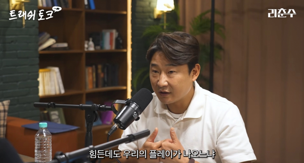 Lee Chun Soo đang phát biểu trên kênh YouTube cá nhân Lee Chun Soo. Ảnh = Cap màn hình video YouTube