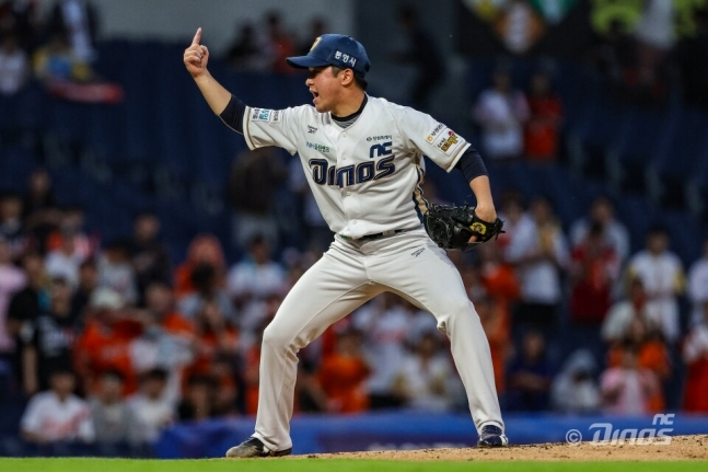 NC Dinos' Natsuki Toda took the mound as the starter for the Hanwha Eagles game on the 27th, securing outs and celebrating. /Photo=Provided by NC Dinos