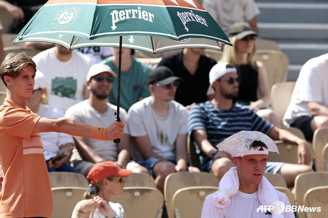 Jakub Mensik (right) struggling in the heat. /AFPBBNews=NEWS1