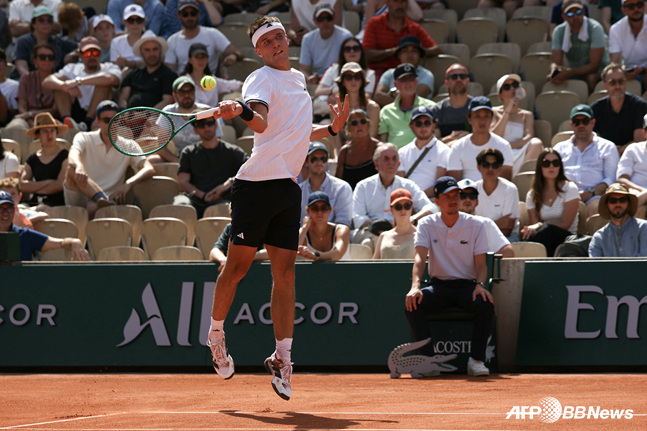 Jakub Mensik focusing on the match. /AFPBBNews=NEWS1