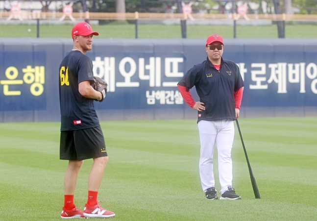 KIA Tigers manager Lee Beom-ho watching Lauer (left) in August 2024. /Photo=KIA Tigers