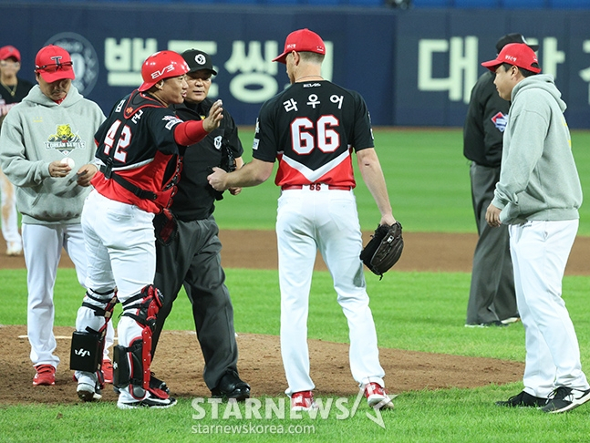 Lauer (center) receiving encouragement from Kim Tae-gyun after being substituted during the 2024 Korean Series. /Photo=Chief correspondent Kim Jin-kyung