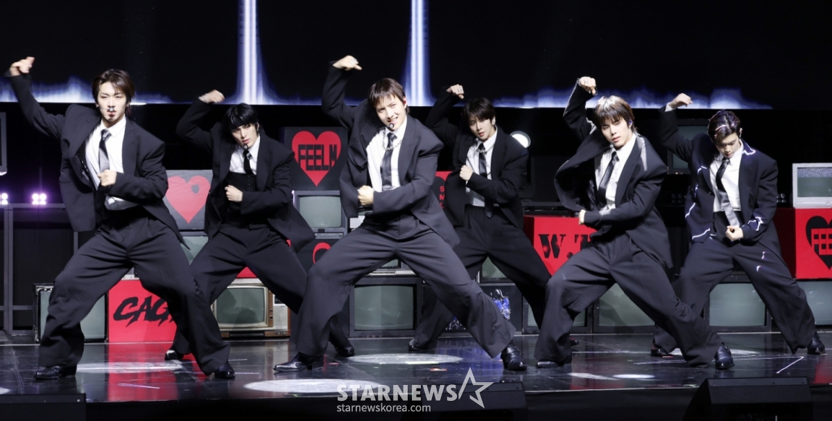 The group 82MAJOR is presenting a wonderful stage during the showcase held on the 28th at Yes24 Wonderlock Hall in Seodaemun-gu, Seoul, to commemorate the release of their fifth mini-album 'FEELM'. /2026.04.28 /Photo=Kim Hwi-seon hwijpg@